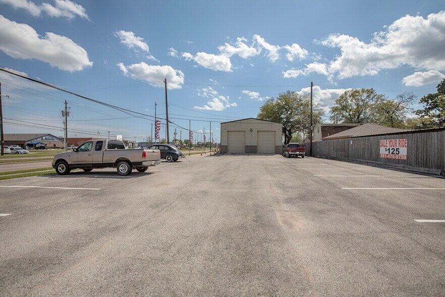 More Photos Of 4610 Center St, Deer Park Light Distribution For Sale