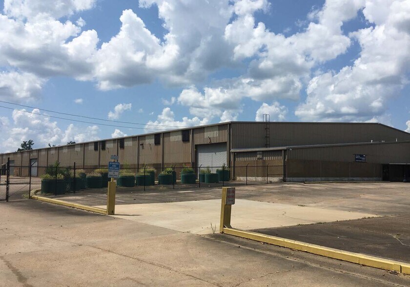 Primary Photo Of 211 Industrial Dr N, Madison Warehouse For Lease