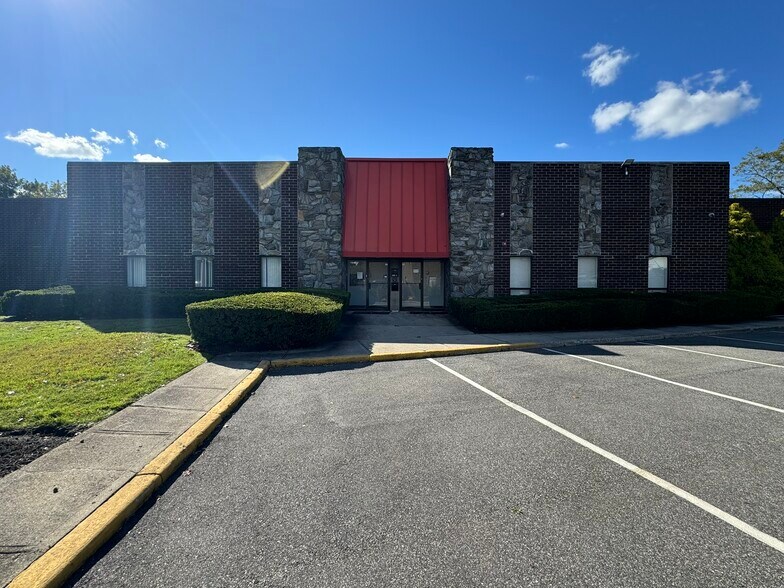 More Photos Of 5 Brayton Ct, Commack Warehouse For Lease