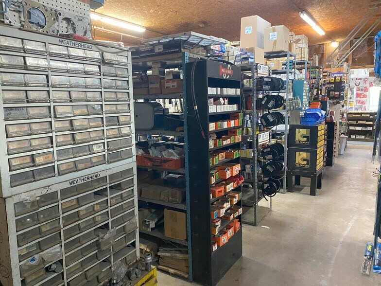 More Photos Of 320 S Mulberry St, Pearsall Auto Repair For Sale