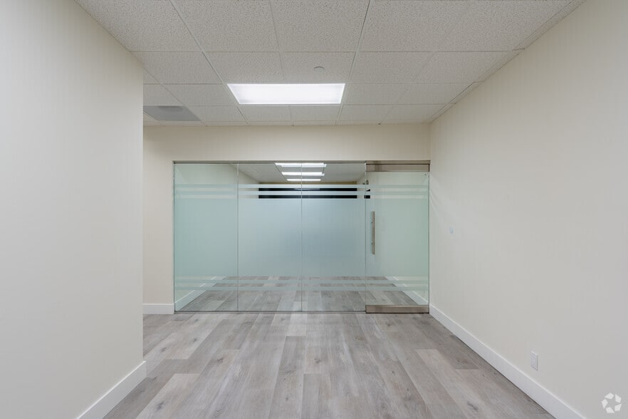 More Photos Of 21110-21132 Vanowen St, Woodland Hills Light Manufacturing For Lease