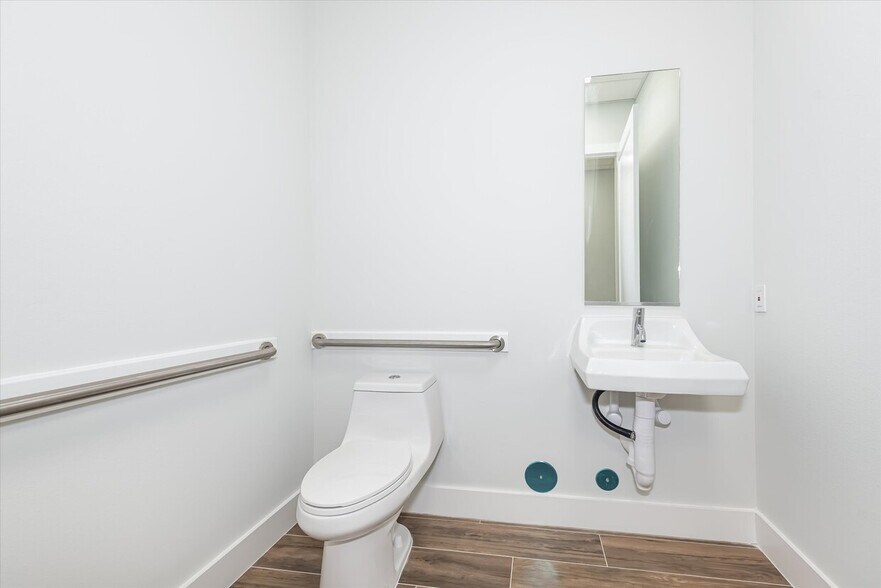 More Photos Of 14547 Lake Business Dr, Conroe Medical For Lease