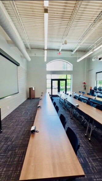 More Photos Of 41-45 Marietta St, Alpharetta Freestanding For Lease