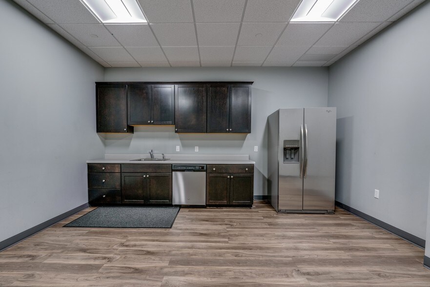 More Photos Of 8000 Brooktree Rd, Wexford Medical For Lease