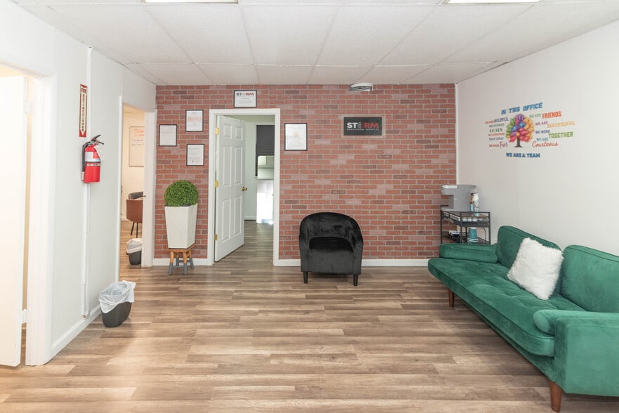 More Photos Of 5900 York Rd, Baltimore Storefront Retail Office For Sale