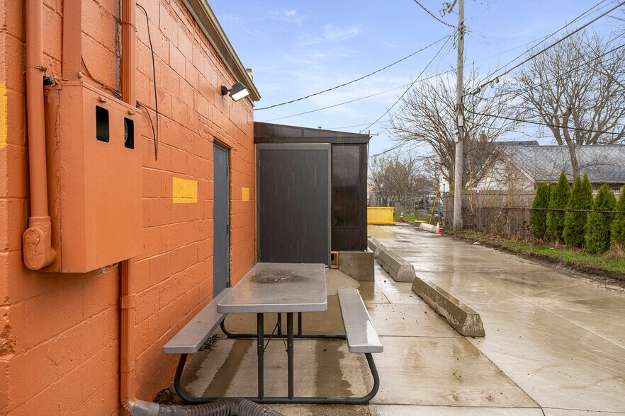 More Photos Of 25033-25037 W Warren St, Dearborn Heights Freestanding For Lease