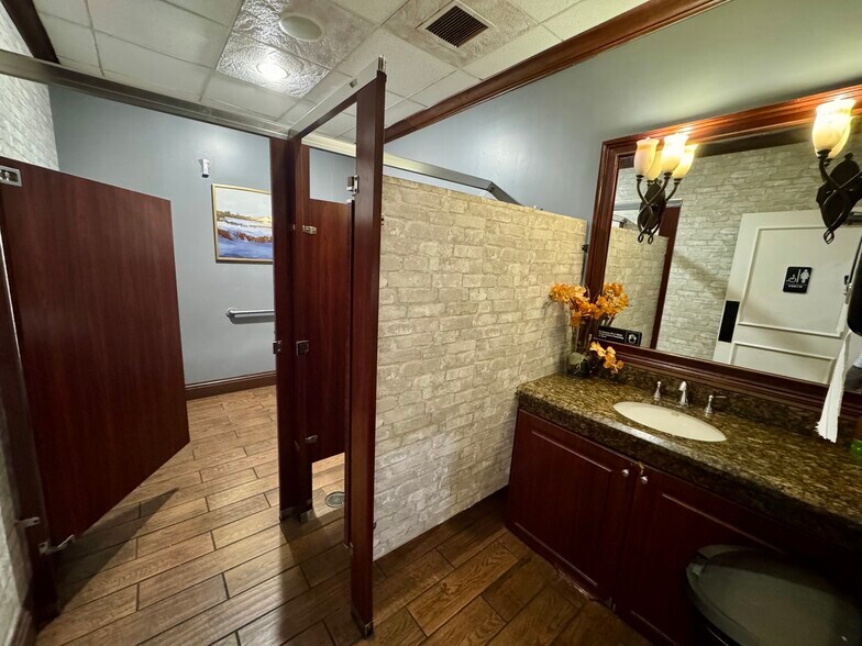 More Photos Of 2000 Harrison St, Hollywood Unknown For Lease