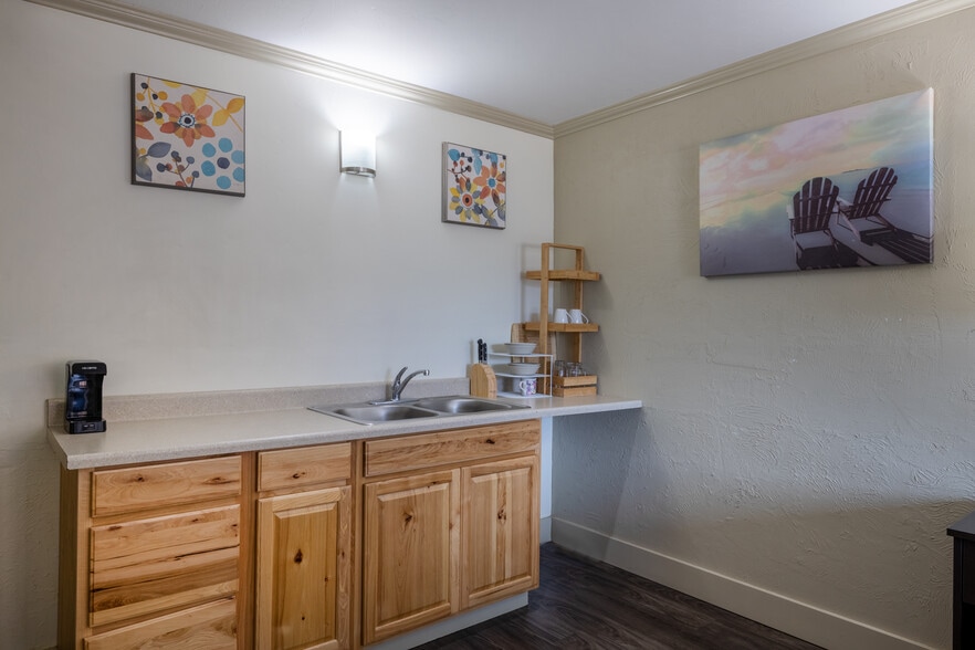 More Photos Of 102 Rogers Ln, Livingston Hotel For Lease