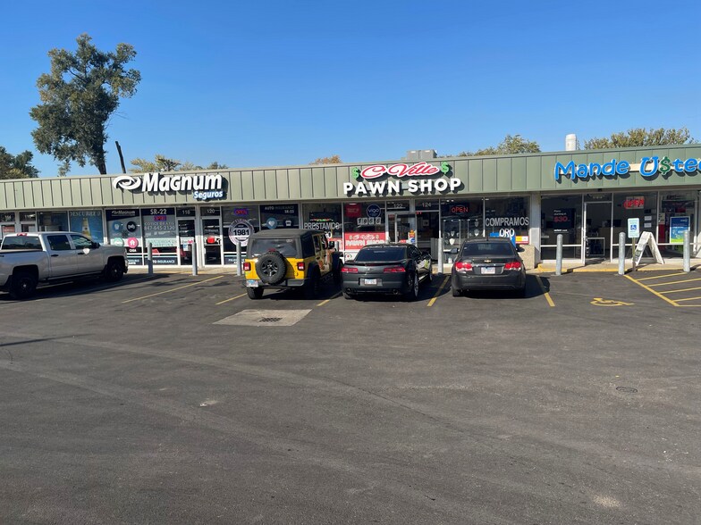 More Photos Of 100-134 N Kennedy Dr, Carpentersville General Retail For Sale