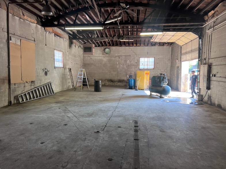 More Photos Of 3816 Grandview Ave, Gurnee Industrial For Sale