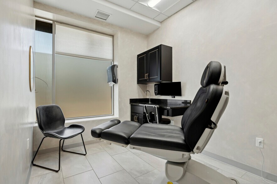 More Photos Of 4420 Valley View Rd, Edina Office For Lease