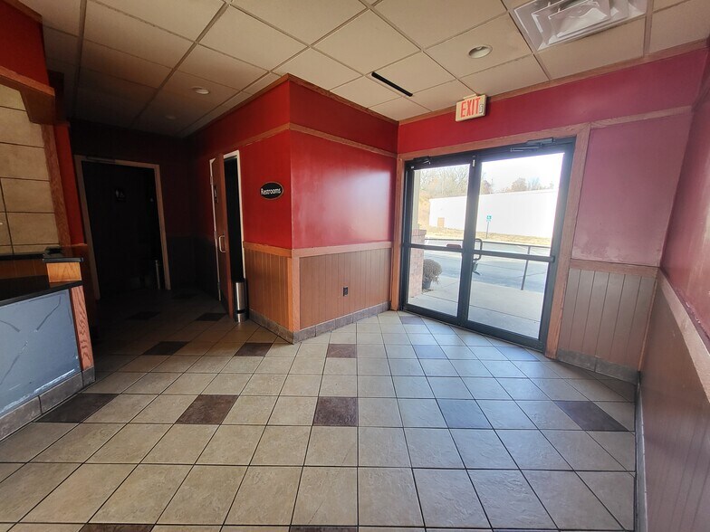 More Photos Of 648 S Neosho Blvd, Neosho Restaurant For Lease