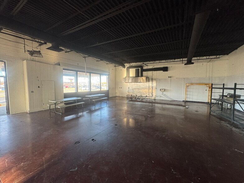 More Photos Of 13425 Snow Rd, Brook Park Freestanding For Lease