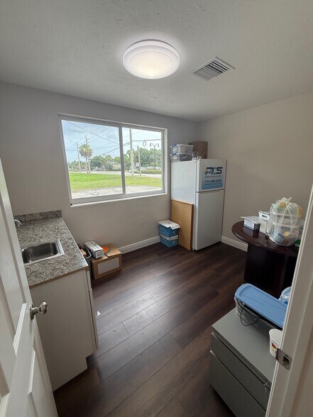 More Photos Of 1320 SE Palm Beach Rd, Stuart Medical For Sale