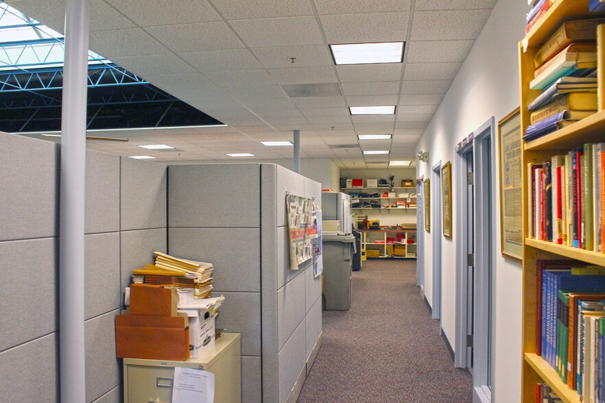 More Photos Of 300 N Stonestreet Ave, Rockville Showroom For Lease