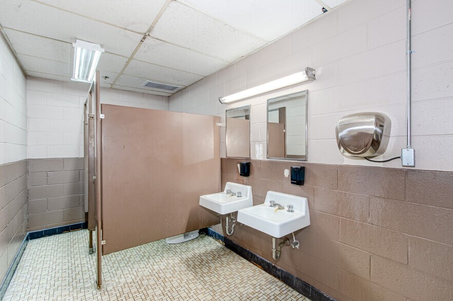 More Photos Of 1634 Olive Rd, Augusta Distribution For Sale