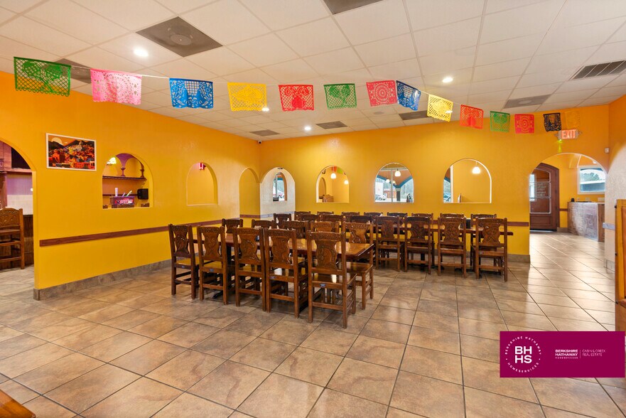 More Photos Of 958 E Main St, Liberty Restaurant For Sale