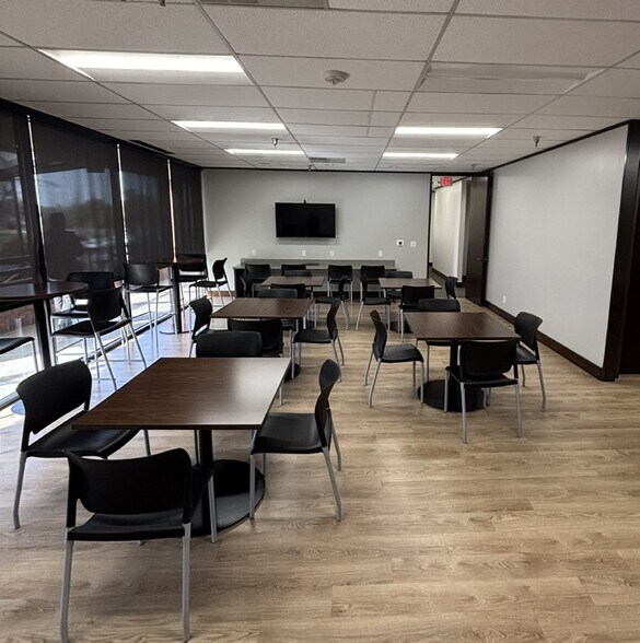 More Photos Of 8737 King George Dr, Dallas Office For Lease