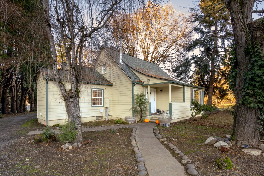 More Photos Of 3311 Rogue River Hwy, Gold Hill Specialty For Sale