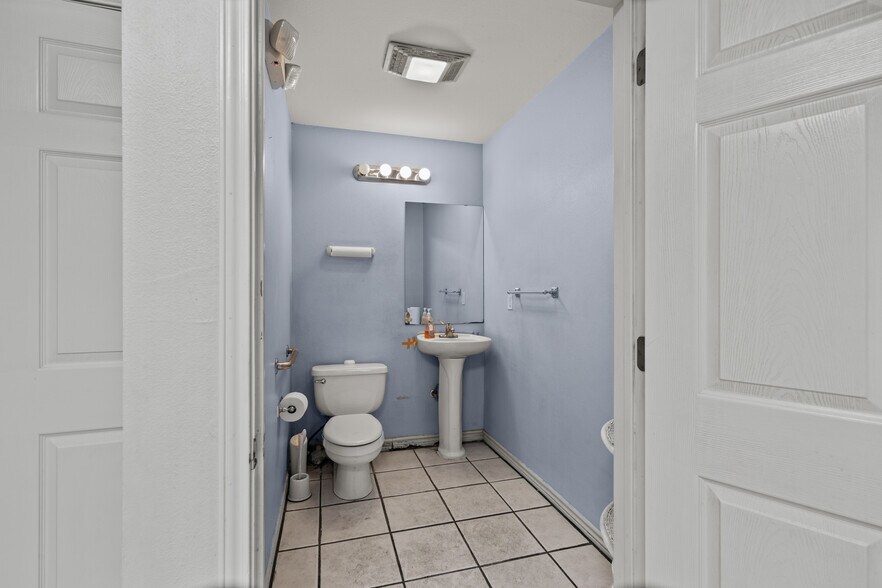 More Photos Of 955 W Kingsbury St, Seguin Auto Repair For Sale