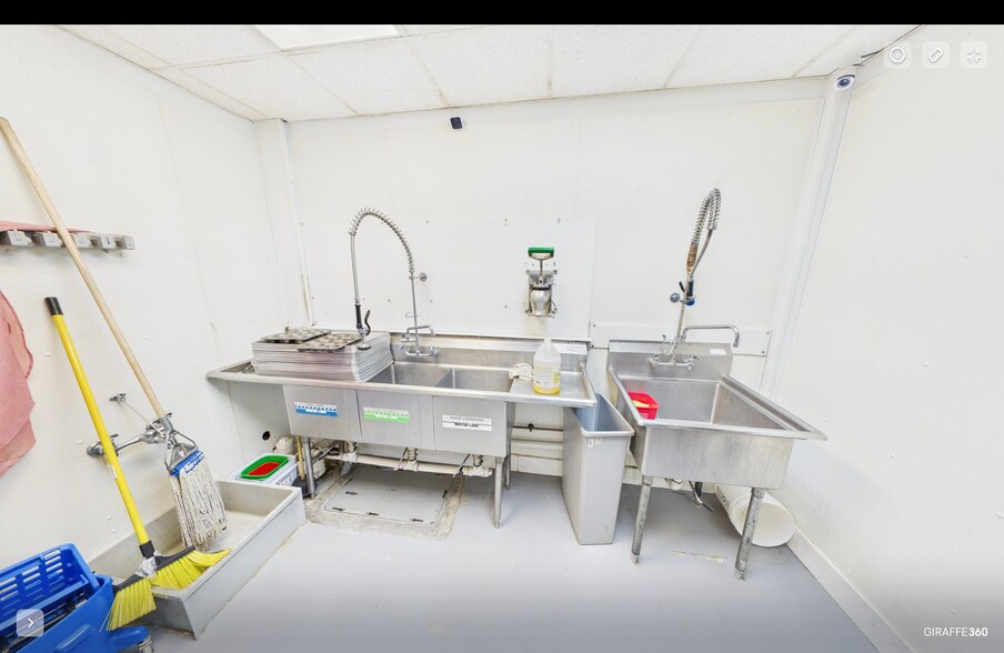 More Photos Of 27 Utter Ave, Hawthorne Manufacturing For Lease