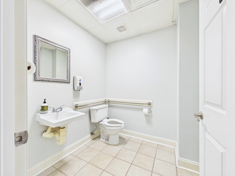More Photos Of 7559 Kayne Blvd, Columbus Freestanding For Lease