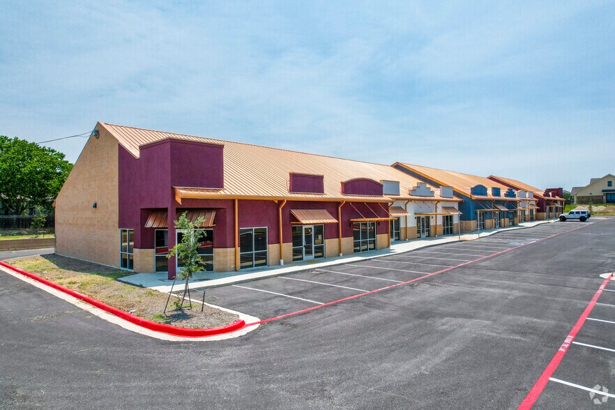 More Photos Of 2009 S Walnut Ave, New Braunfels Storefront For Lease