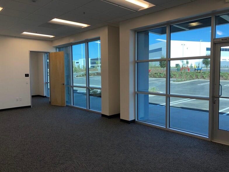 More Photos Of 17 Longitude Way, Corona Unknown For Lease