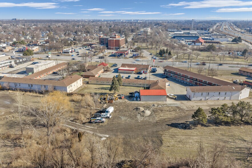 More Photos Of 2889 Howard Av, Windsor Hotel For Sale