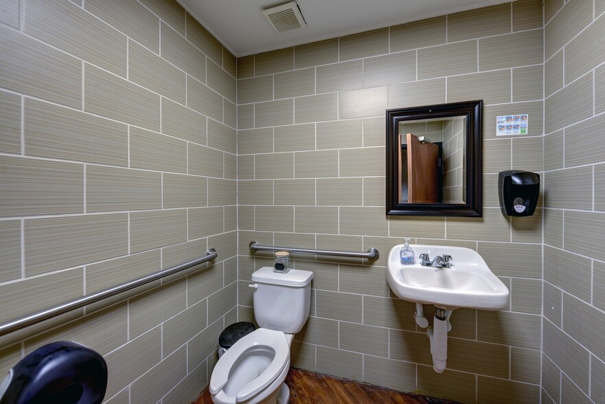 More Photos Of 103 N Main, Moulton Showroom For Sale