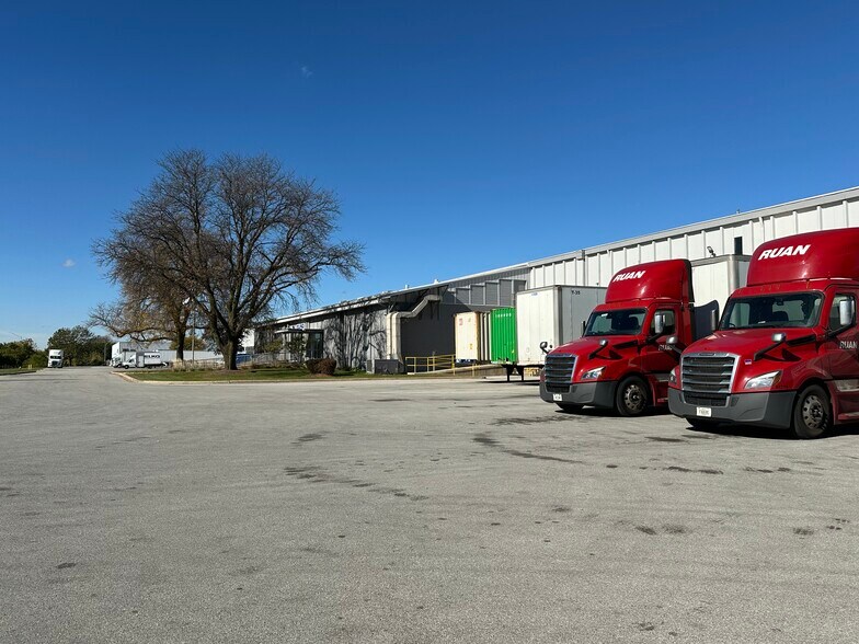 More Photos Of 5100 W 123rd St, Alsip Warehouse For Lease