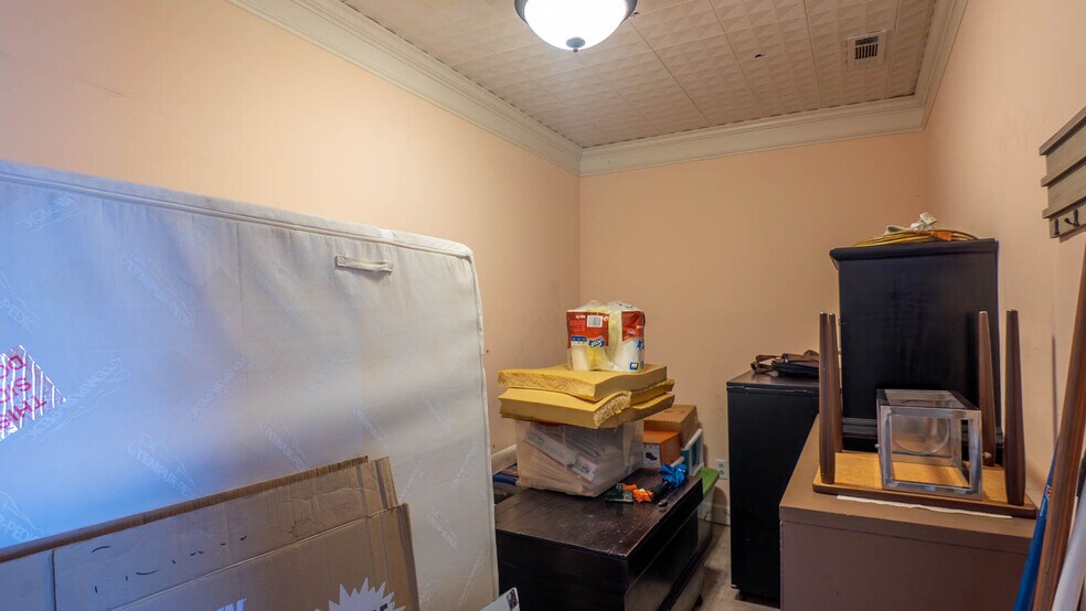 More Photos Of 105 E Couch St, Alton General Retail For Sale