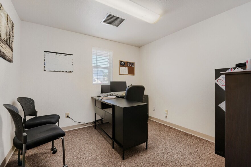 More Photos Of 641 E 112th Ave, Northglenn Veterinarian Kennel For Sale