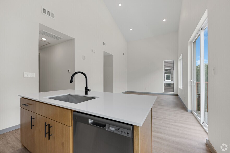 More Photos Of 3981-4001 Roseland Ave, Dallas Apartments For Sale
