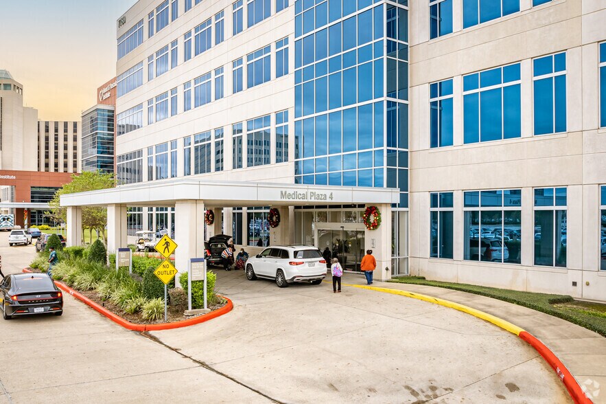 More Photos Of 7737 Southwest Fwy, Houston Unknown For Lease