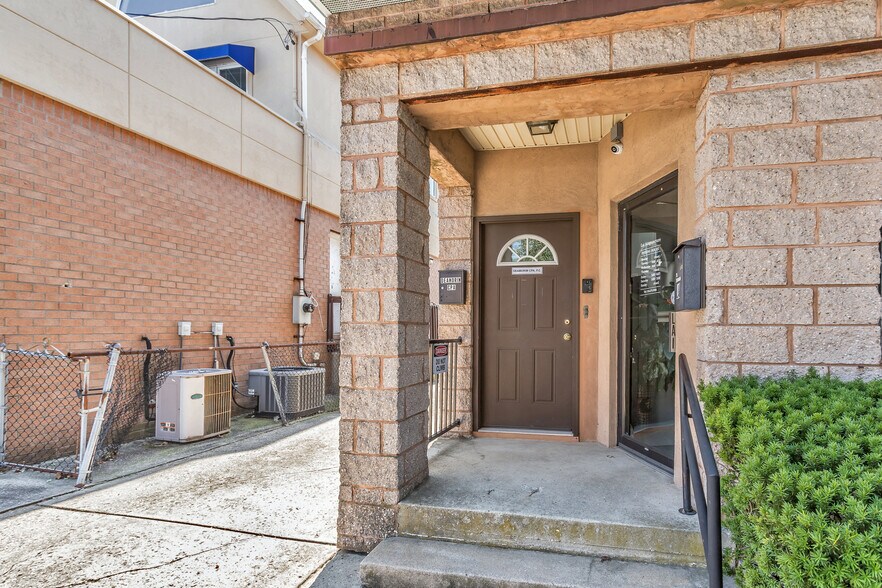 More Photos Of 219 Mineola Blvd, Mineola Office For Lease