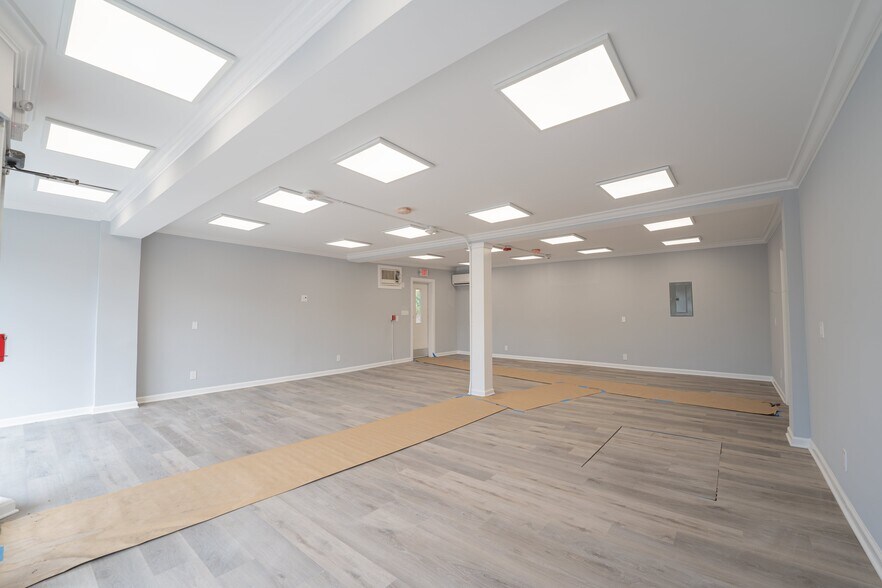 More Photos Of 21-23 Indian Head Rd, Kings Park Storefront Retail Residential For Lease