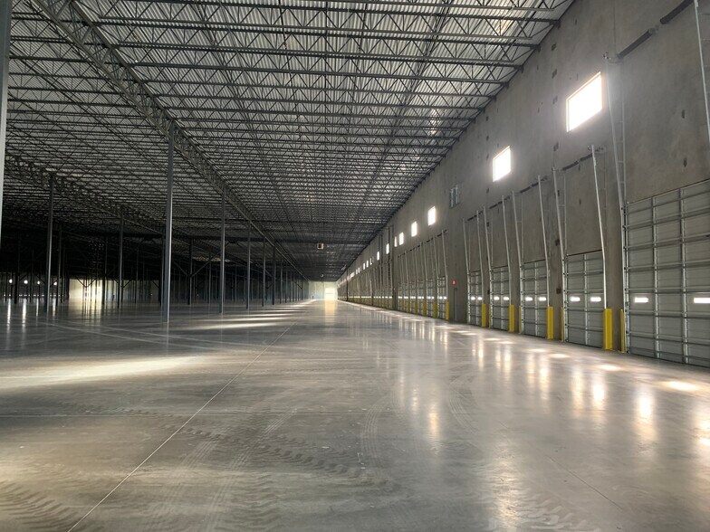 More Photos Of 10100 W Lake Houston Pky, Houston Distribution For Lease