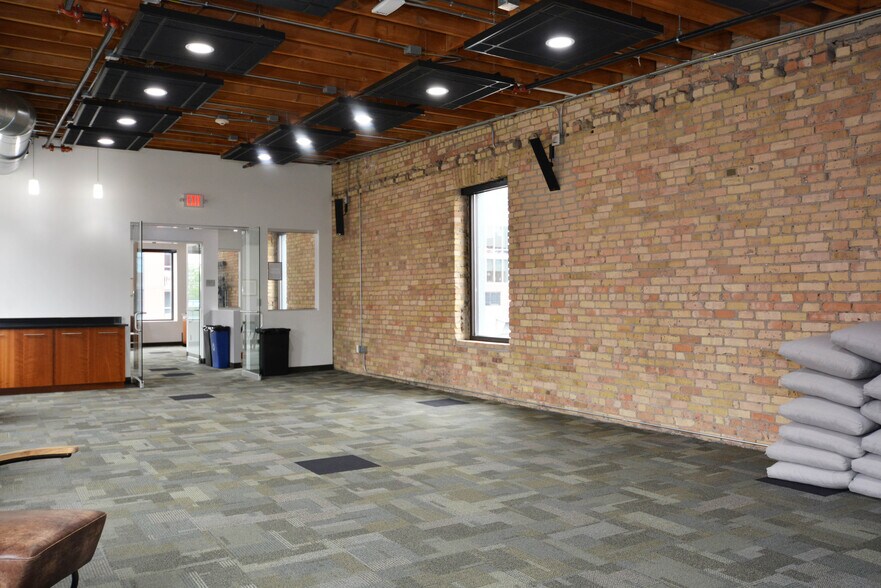 More Photos Of 1001 Washington Ave S, Minneapolis General Retail For Sale