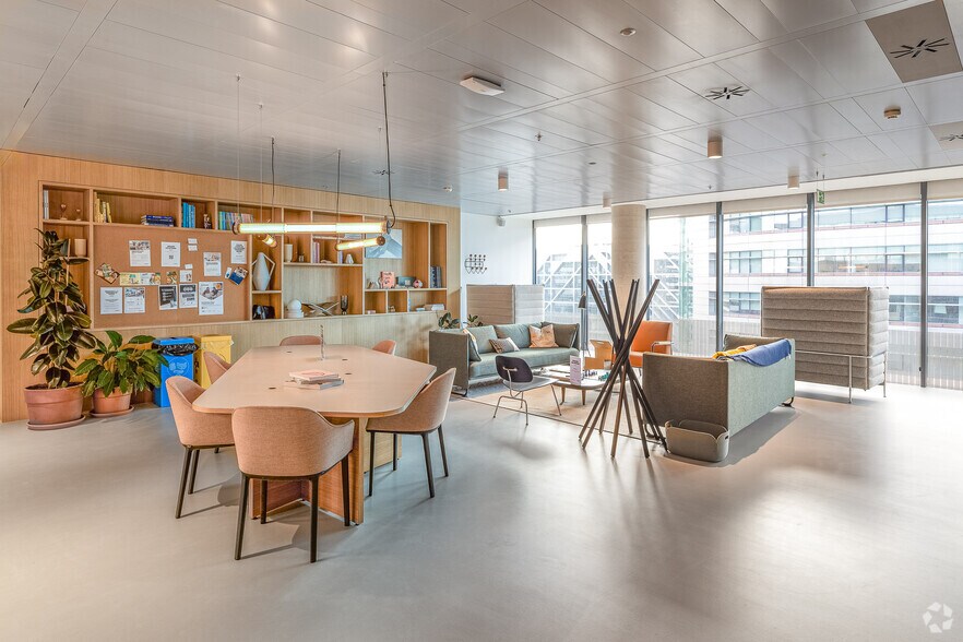 More Photos Of 1 Calle Vía de los Poblados, Madrid Coworking Space