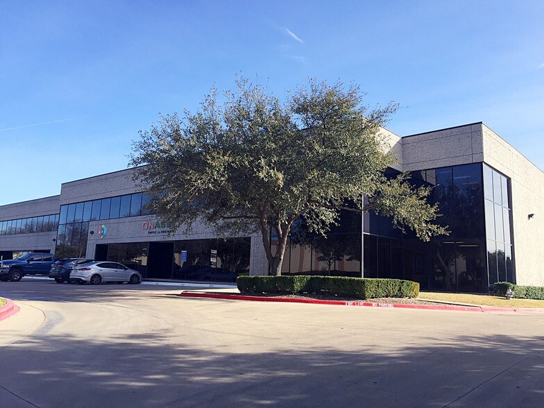 More Photos Of 3000-3080 Story Rd W, Irving Showroom For Lease
