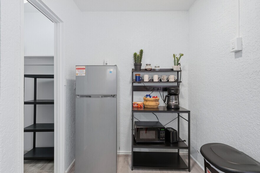 More Photos Of 602 Poinsettia Ave, Clearwater Beach Hotel For Sale