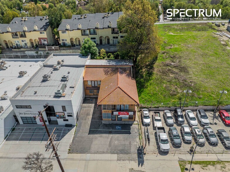 More Photos Of 23018 Ventura Blvd, Woodland Hills Medical For Sale