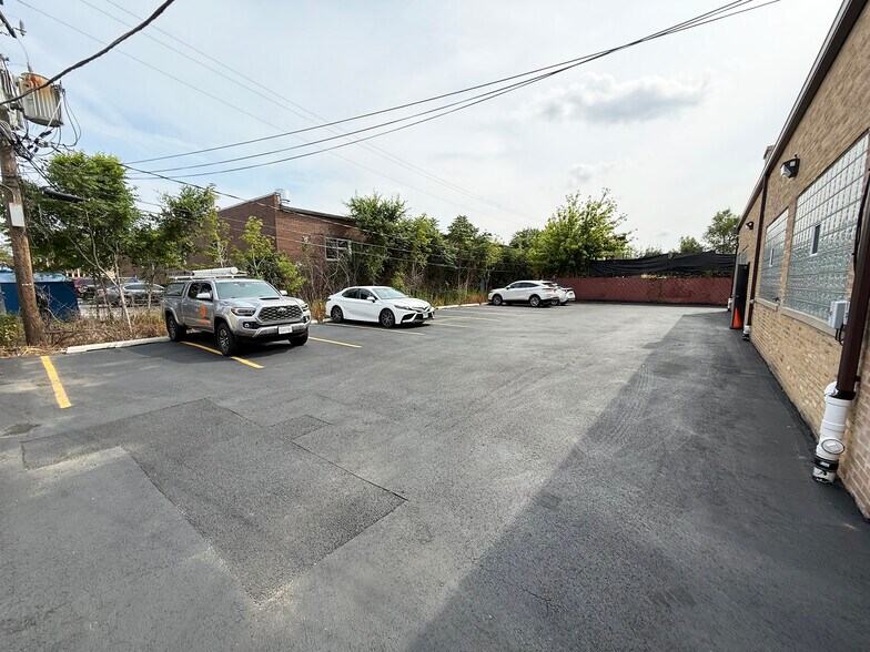 More Photos Of 990 Criss Cir, Elk Grove Village Warehouse For Lease