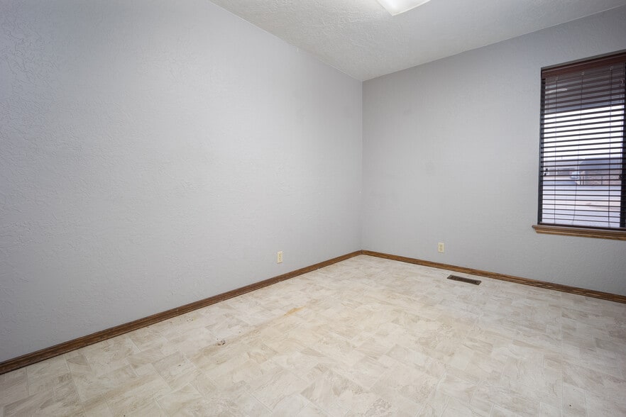 More Photos Of 1108 N Washington St, Weatherford Medical For Sale