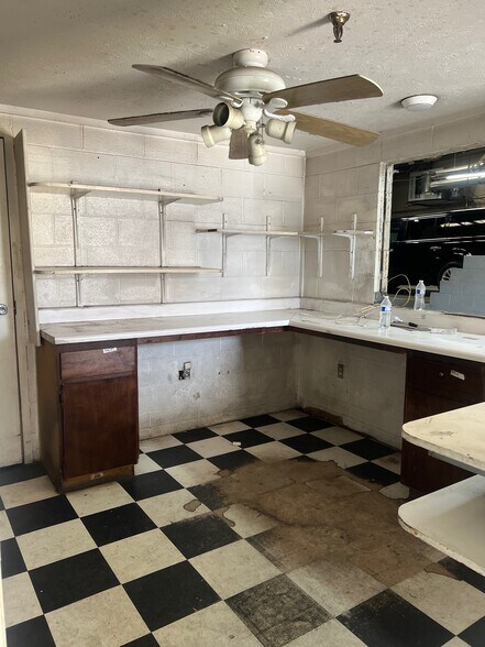 More Photos Of 2101 W Cornell Ave, Englewood Auto Repair For Lease