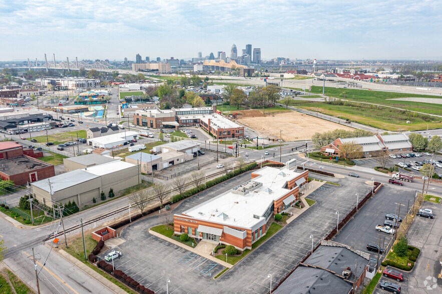 More Photos Of 900 Spring St, Jeffersonville Medical For Lease