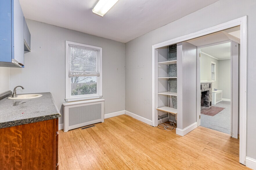 More Photos Of 226 E Main St, Huntington Office For Lease
