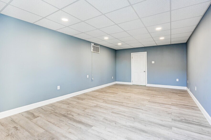 More Photos Of 1482 Seven Valleys Rd, York Flex For Sale