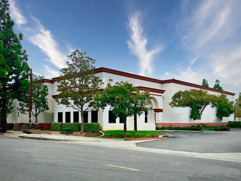 Primary Photo Of 911 Poinsettia St, Santa Ana Warehouse For Sale
